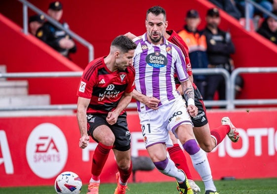 La defensa rojilla defiende el balón ante Negredo.