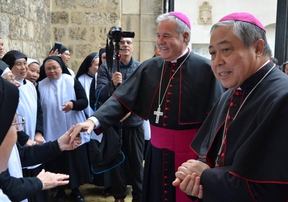 El nuncio de Su Santidad con el obispo Mario Iceta en Burgos.