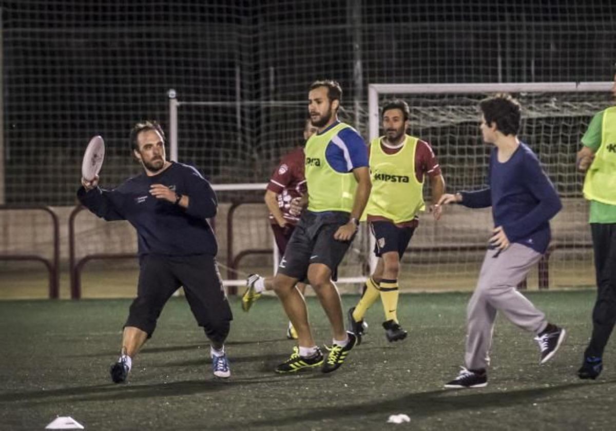 Entrenamiento de un equipo de Ultimate frisbee.