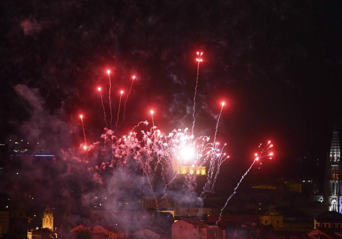 Imagen de archivo de fuegos artificiales en Burgos.