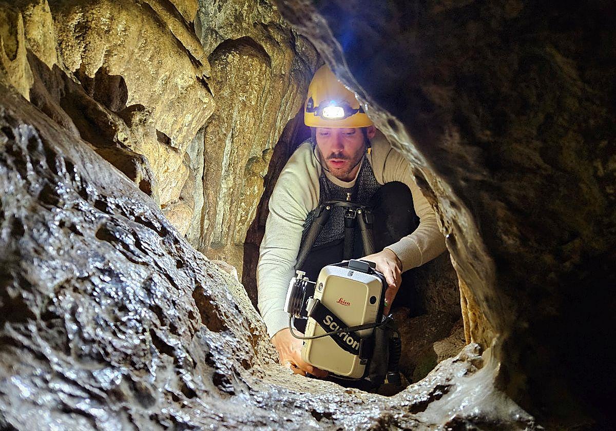 Adrián Martínez Fernández posicionando un escáner láser para el escaneado 3D de la cavidad.