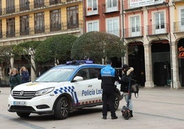 Policía Local multando a una usuaria de VMP en Burgos.