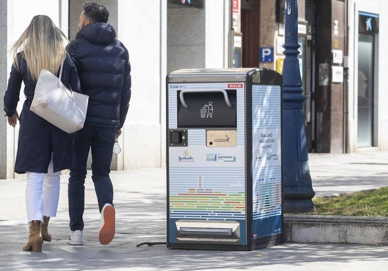 Imagen de una papelera inteligente instalada en una ciudad española.