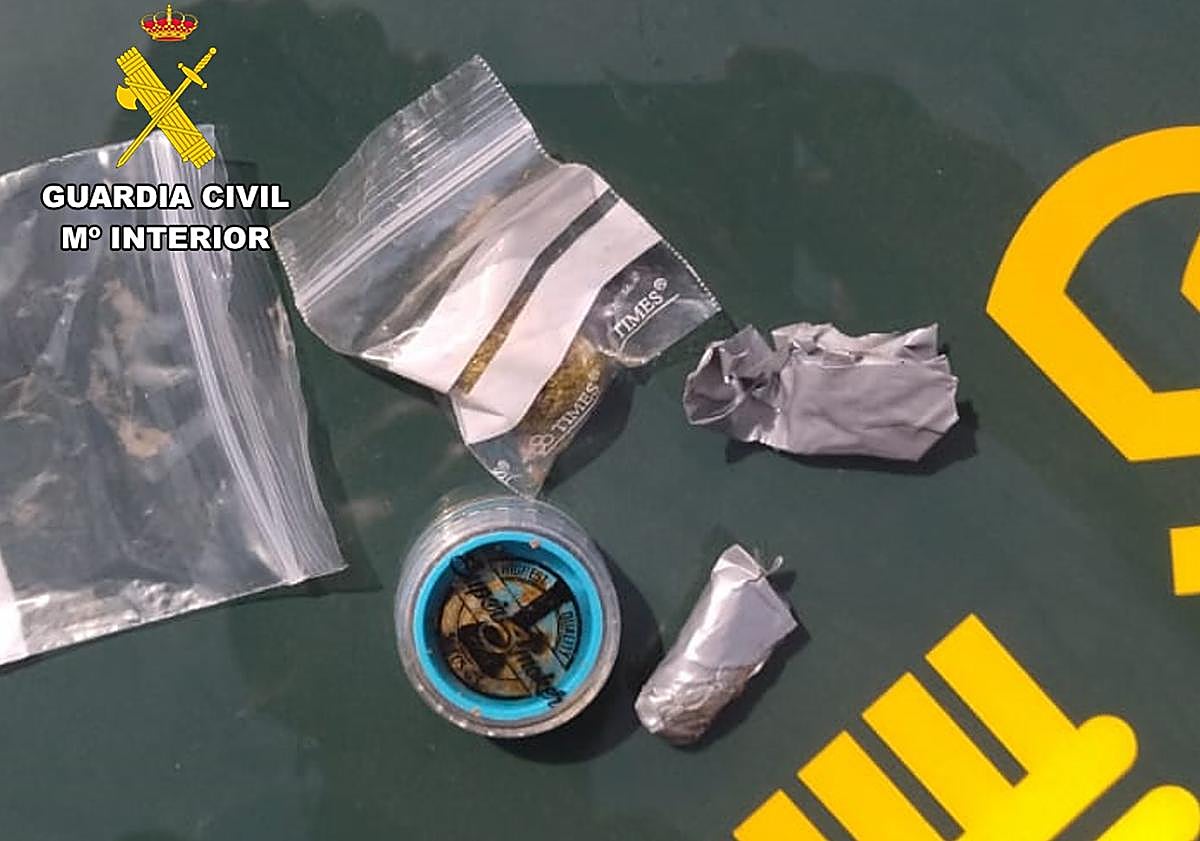Imagen principal - Imágenes del dispositivo de Guardia Civil y de la droga incautada.