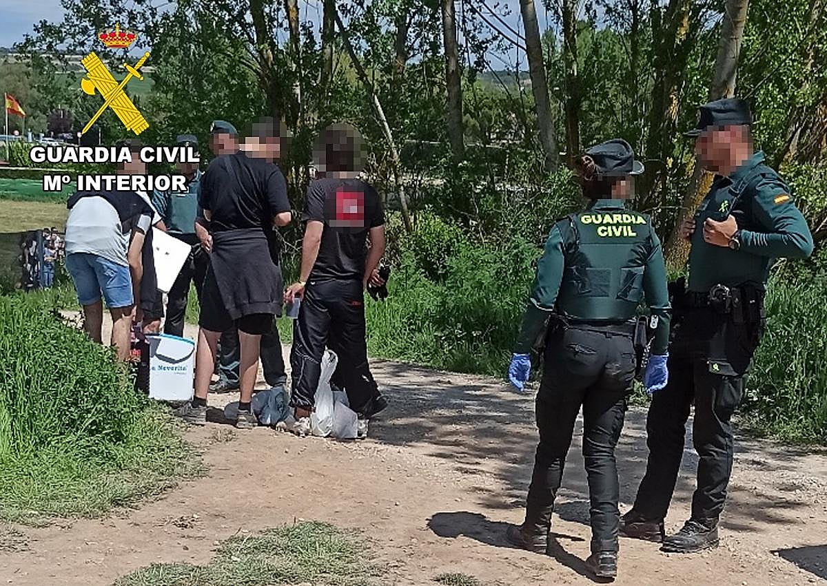 Imagen secundaria 1 - Imágenes del dispositivo de Guardia Civil y de la droga incautada.