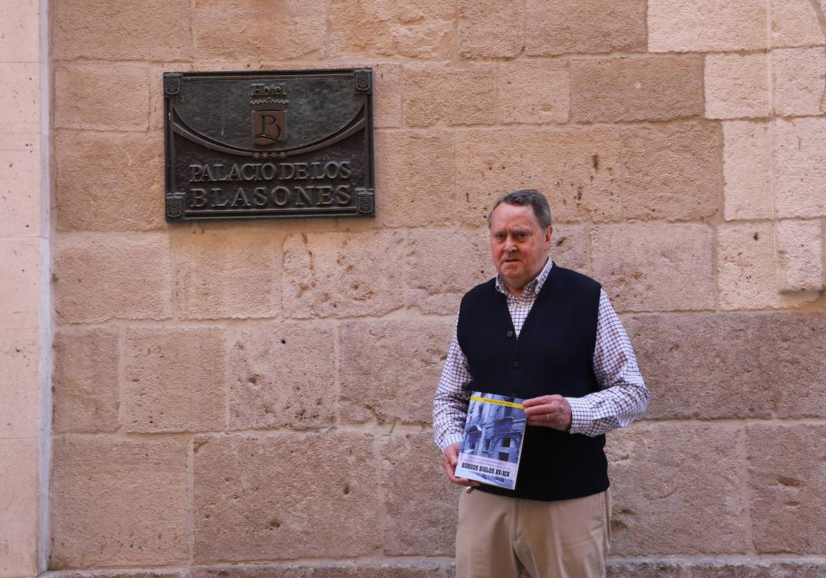 Goyo del Santo posa con su nuevo libro: 'Casas «del Canto», mancebías, festejos taurinos e intrahistoria en Burgos (siglos XV-XIX)'.