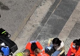 Sanitarios y bomberos atendiendo al hombre que se quemó a lo bonzo en Burgos.