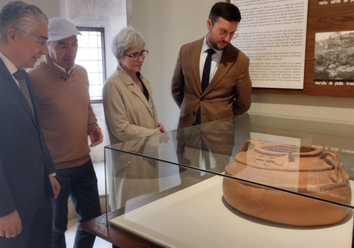 Presentación de la pieza 'Vaso de los Lobos', en el Museo de Burgos.