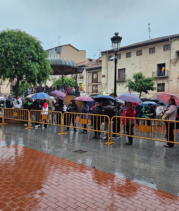 Imagen secundaria 2 - La lluvia fue la gran protagonista del pregón de fiestas