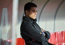 Alessio Lisci en el banquillo de Anduva.