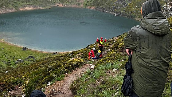 La ruta de unos burgaleses por Asturias acaba con una residente de medicina atendiendo a una senderista herida