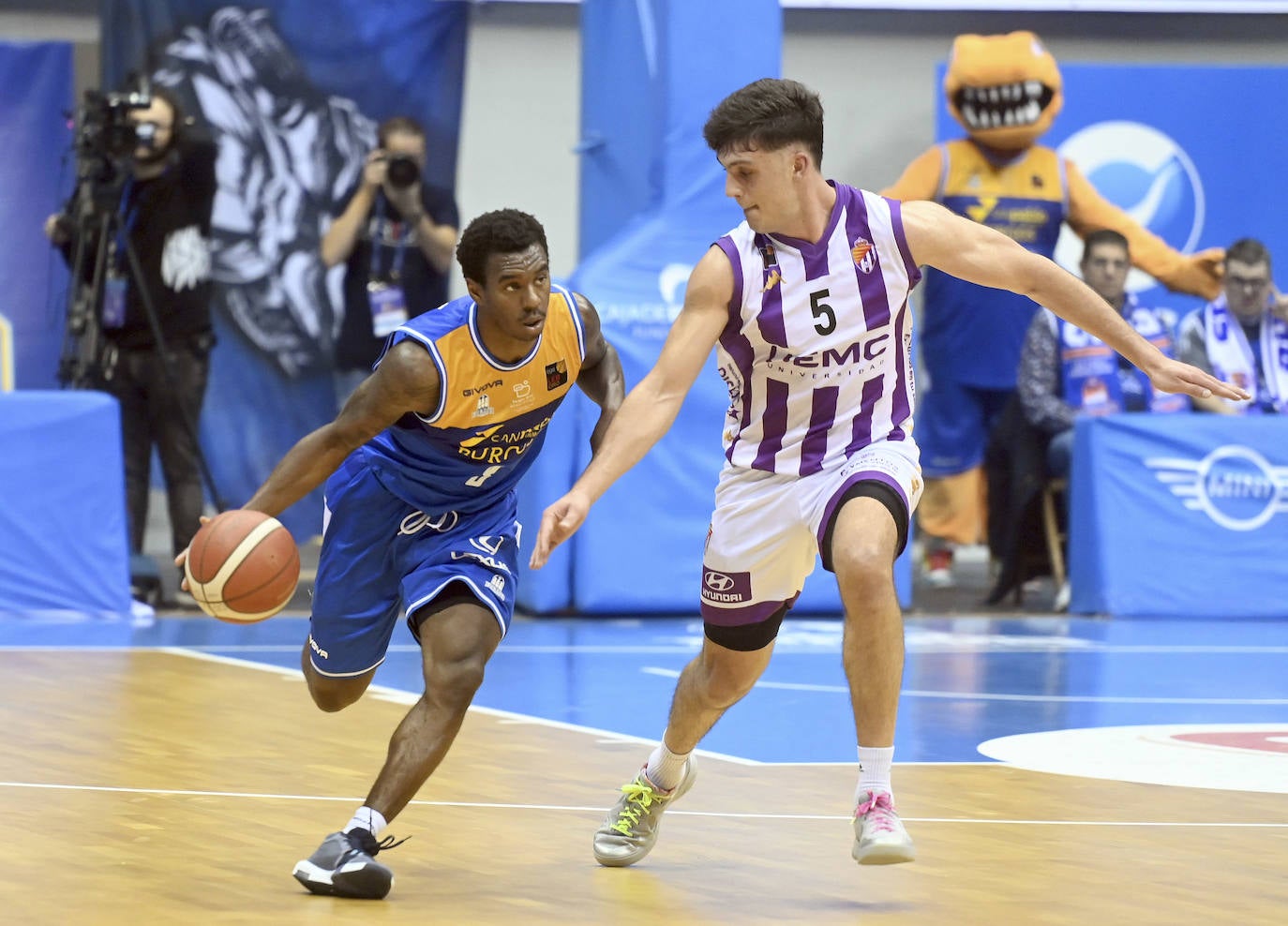 Imágenes de la victoria del San Pablo Burgos frente al UEMC Real Valladolid