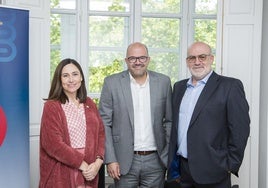 Marietta de Miguel Camacho y Pablo Román García de Amadix y Alberto de Castro, de Recoletas Salud.