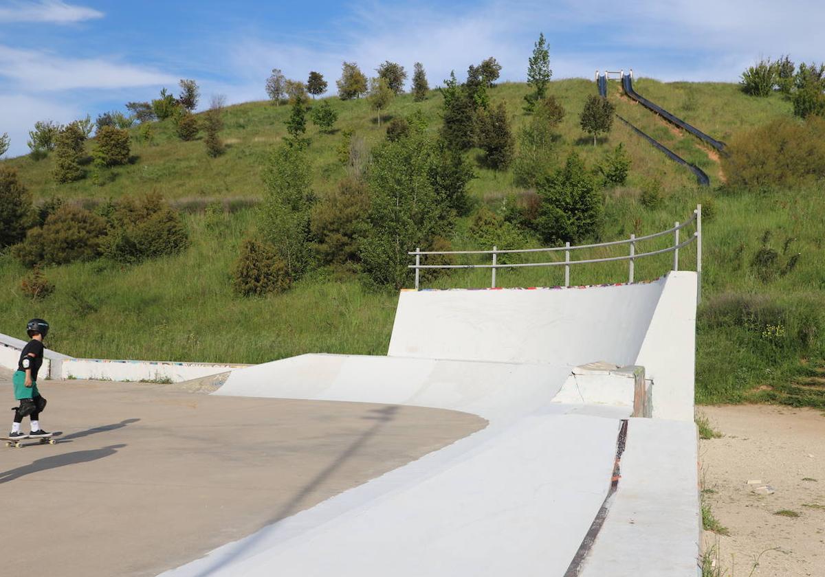 Vista de la pista de patinaje pintada de nuevo.