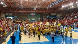 La afición entregada en un partido histórico para el balonmano burgalés.