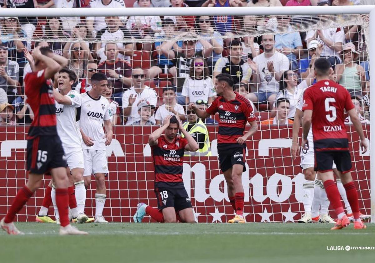 Los jugadores del Mirandés se lamentan