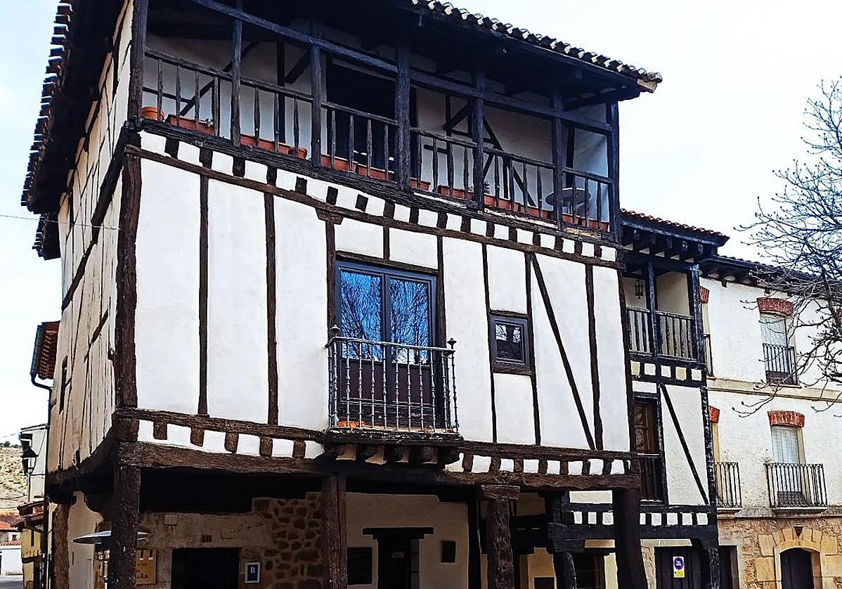 Imagen de la portada de la taberna de Covarrubias.