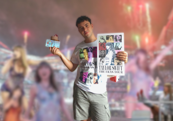 Óscar Mozo con su entrada y merchandising de la gira 'The Eras Tour' de Taylor Swift