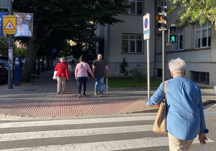 Uno de los semáforos de Burgos que combina luz verde para peatones y ámbar para vehículos.