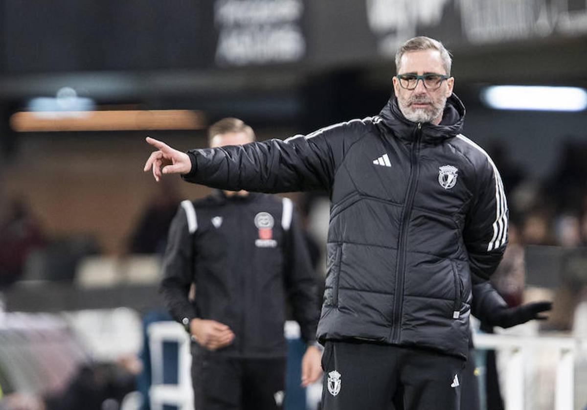 Jon Pérez Bolo, dirigiendo un partido del Burgos CF desde el banquillo.