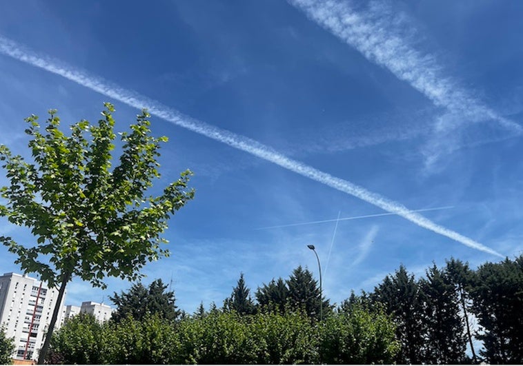 Contrails sobre el cielo de Burgos este martes.