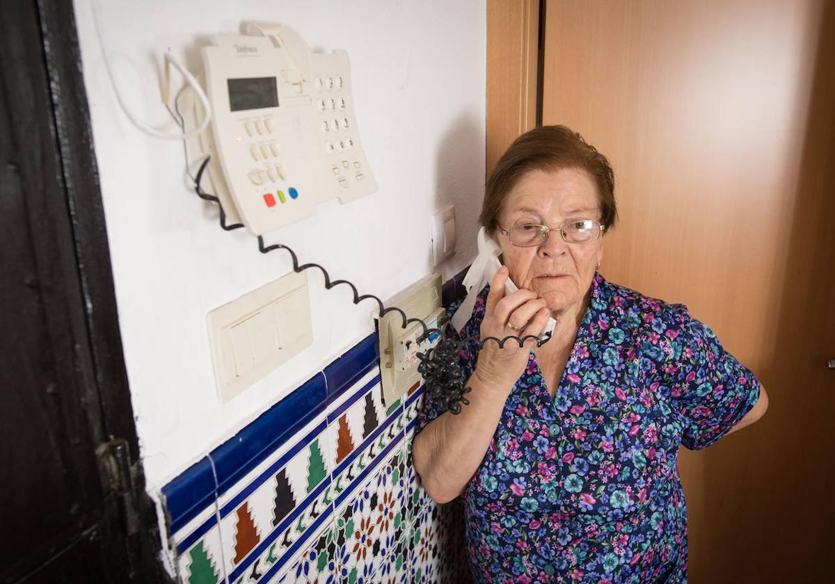 Imagen de archivo de una mujer usando el teléfono de su casa.