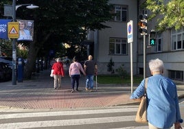 Uno de los semáforos de Burgos que combina luz verde para peatones y ámbar para vehículos.