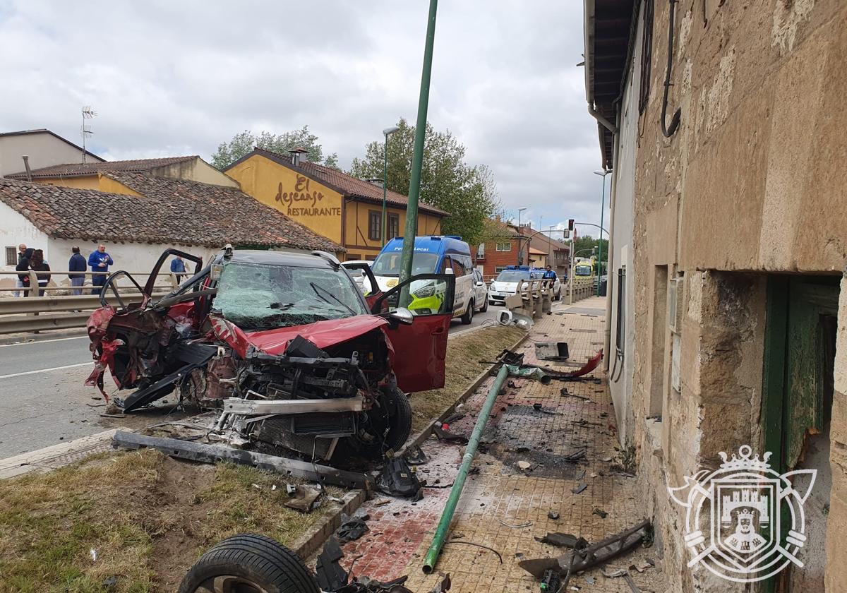 El vehículo quedó completamente destrozado.