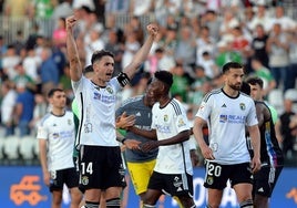 El capitán Unai Elgezabal celebrando una victoria en El Plantío.