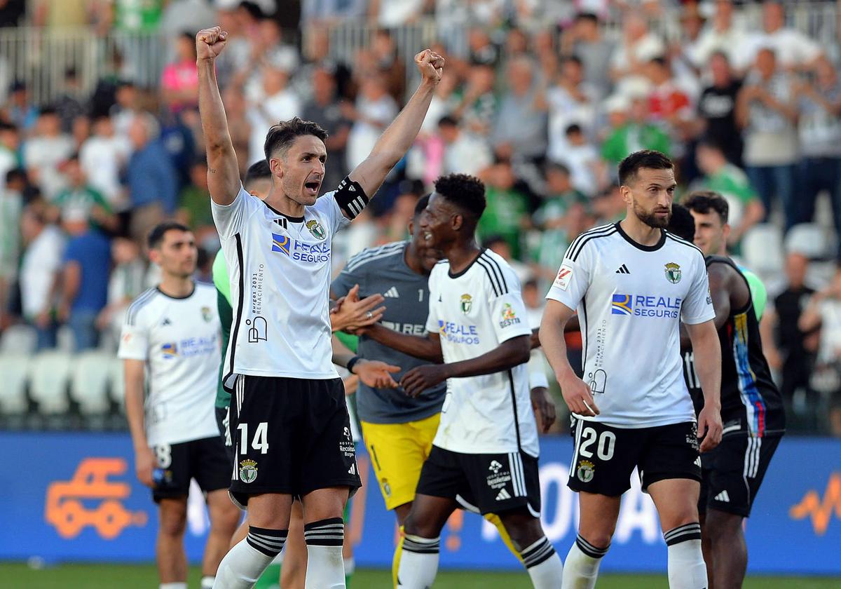 El capitán Unai Elgezabal celebrando una victoria en El Plantío.