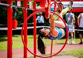 Laura Camarero en uno de los obstáculos de una carrera
