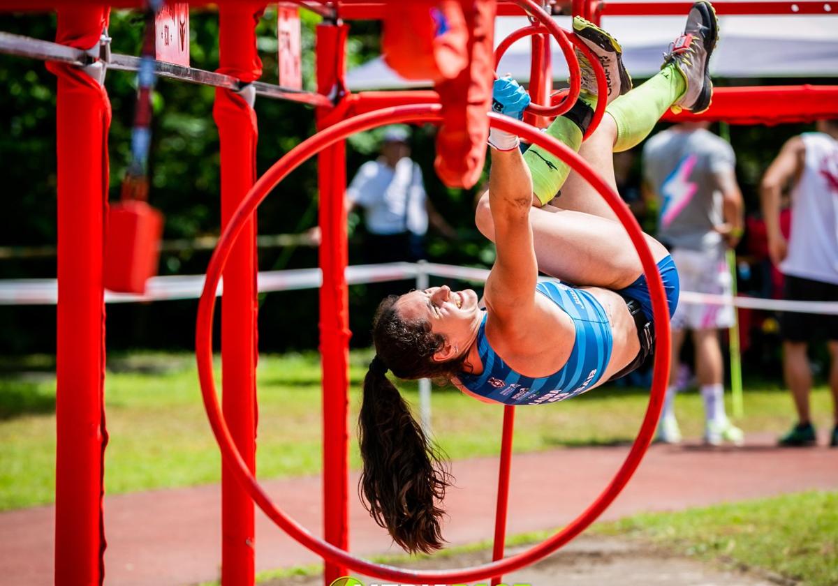 Laura Camarero en uno de los obstáculos de una carrera