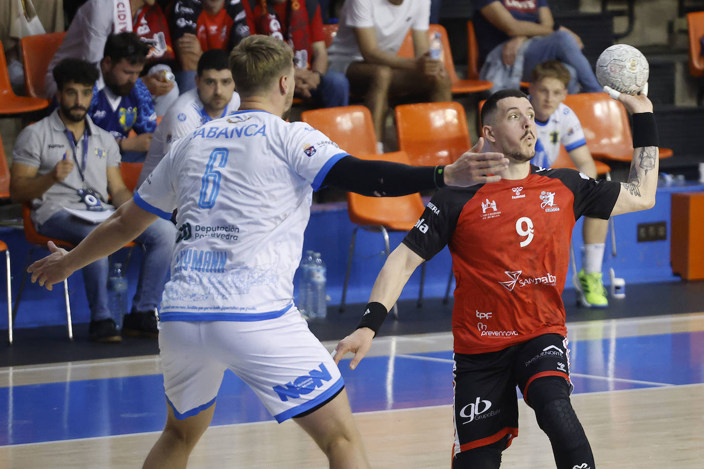 El partido del UBU San Pablo Burgos contra el Cangas, en imágenes