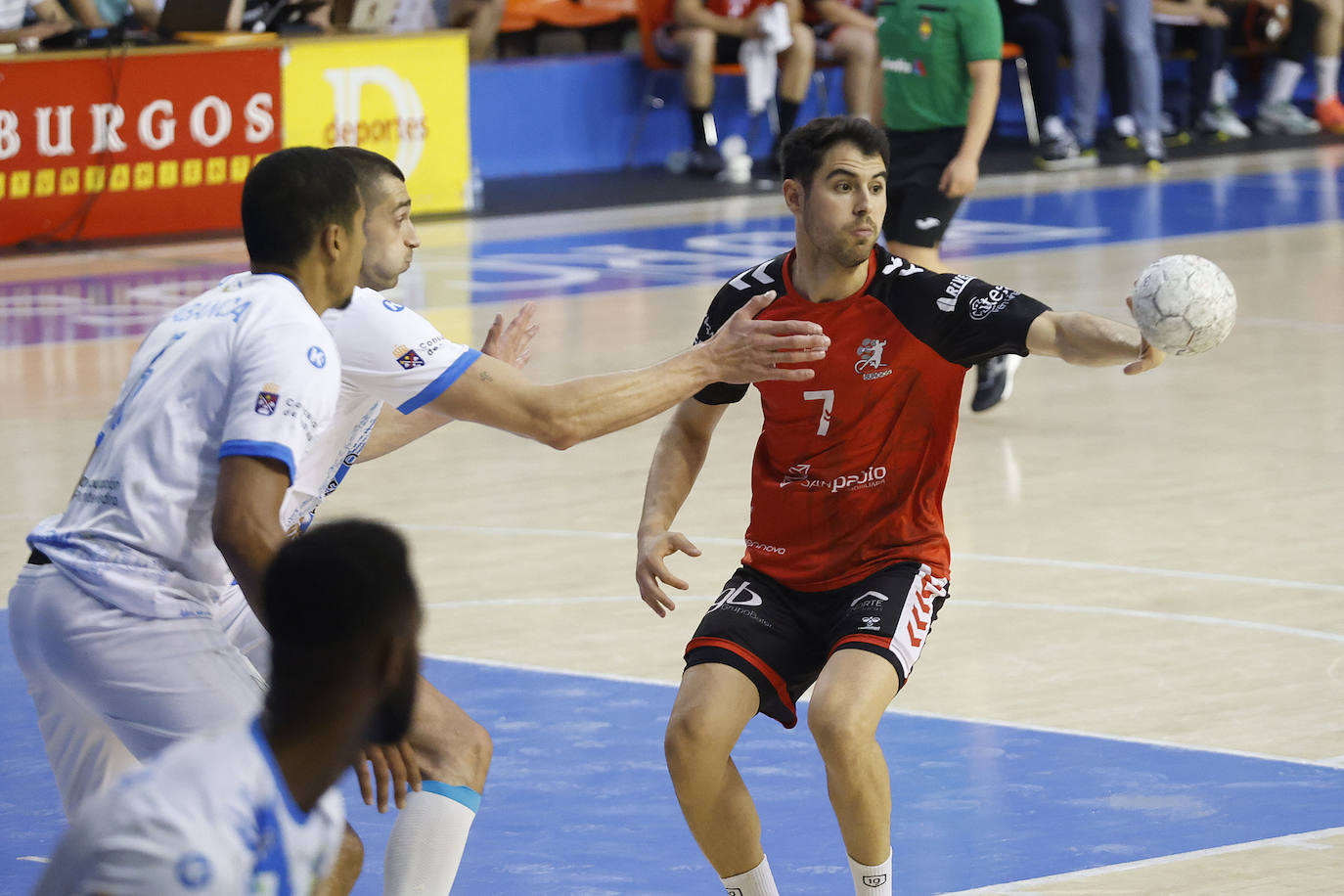 El partido del UBU San Pablo Burgos contra el Cangas, en imágenes