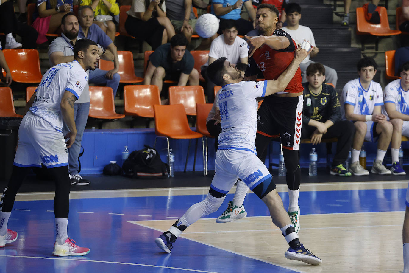 El partido del UBU San Pablo Burgos contra el Cangas, en imágenes