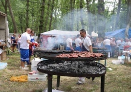 Las peñas asando sus pinchos para venderlas a la gente en el Curpillos 2024