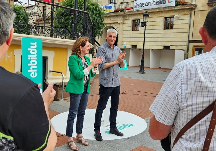 Oskar Matute y Eva López de Arroyabe en el mitin de EH Bildu en Miranda