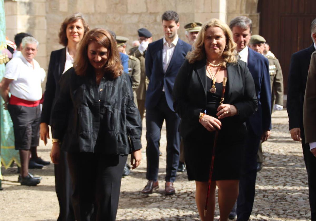 La responsable de Patrimonio Nacional en Burgos (i.) junto con Cristina Ayala (d.) a la entrada al monasterio de Las Huelgas.