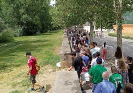 Colas para cruzar los puentes sobre el Arlanzón para llegar a La Quinta.