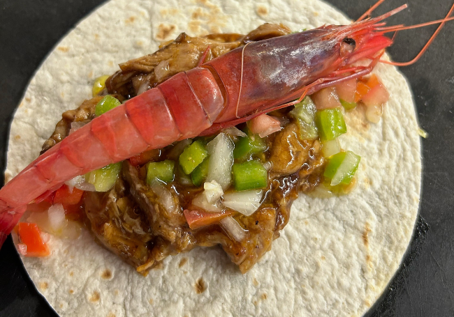 Taco de guiso de costilla, guacamole y gamba roja de Denia de Boca Lobo