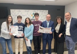 Jóvenes ganadores del concurso y representantes de Fundación Caja Rural de Burgos.