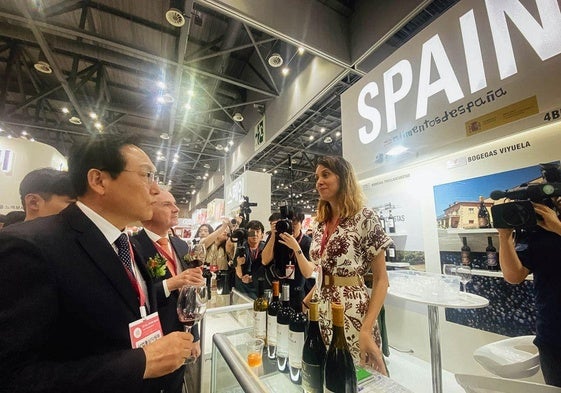 El ministro de Agricultura, Alimentación y Asuntos Rurales de Corea del Sur, Chung Hwang-Keun, en su visita al stand de España.