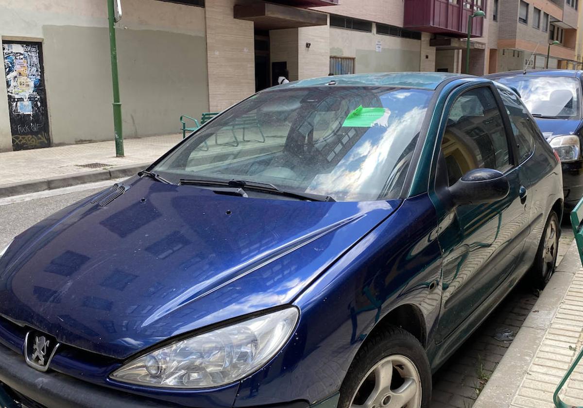 Coche abandonado en Burgos.