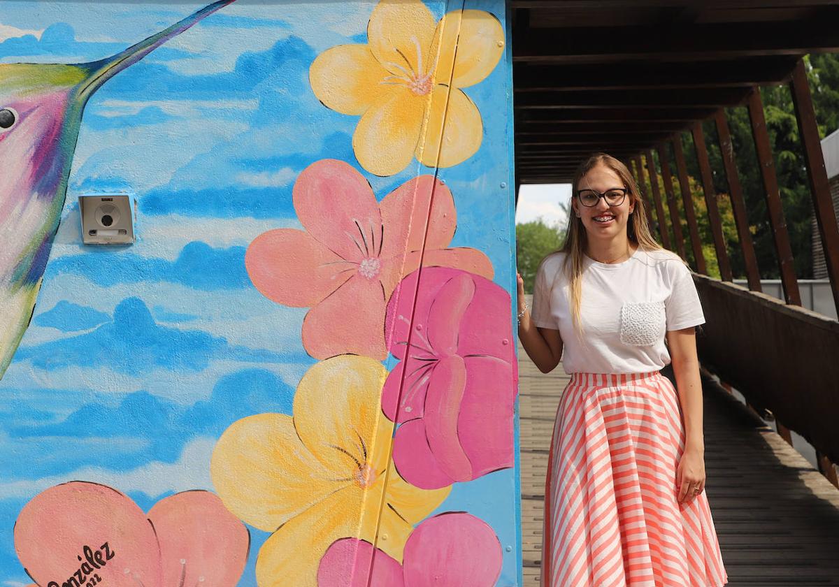 Daniela Hernández a la puerta del Centro de Educación Especial Puentesaúco, en Burgos.