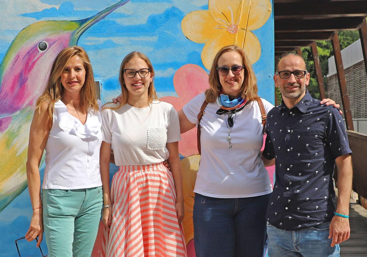 Profesores y orientadora de Daniela, exalumna de aula CLAS (segunda por la izquierda).