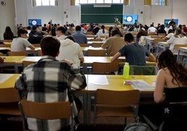 Estudiantes realizando la EBAU en Burgos.