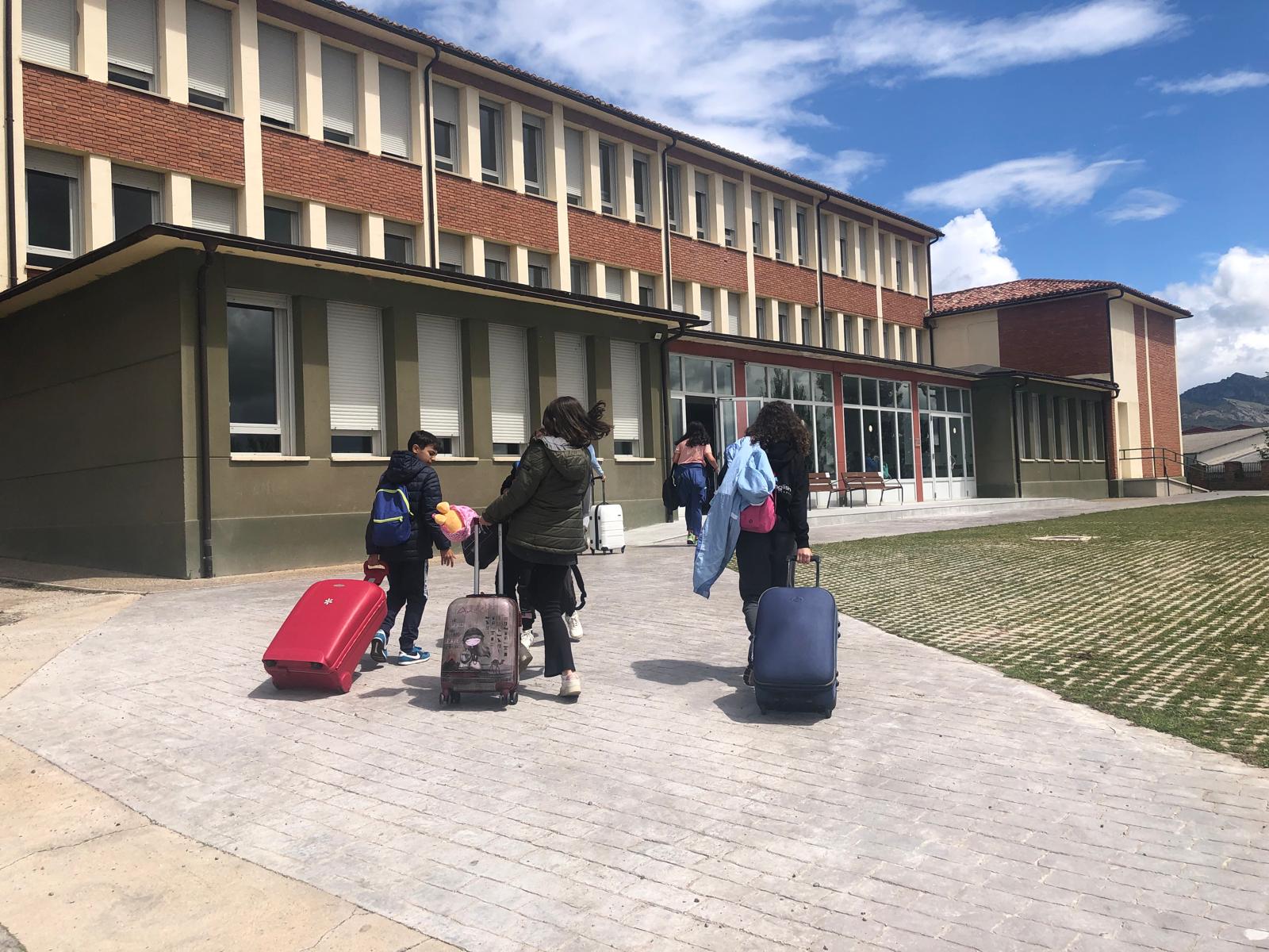 Niños llegando al albergue el dia de la reapertura de puertas