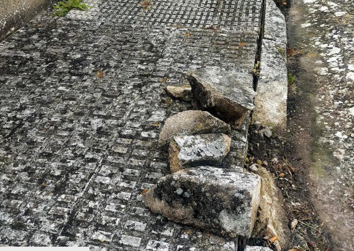 Imagen secundaria 1 - Estado de las aceras de esta urbanización de Medina de Pomar. 