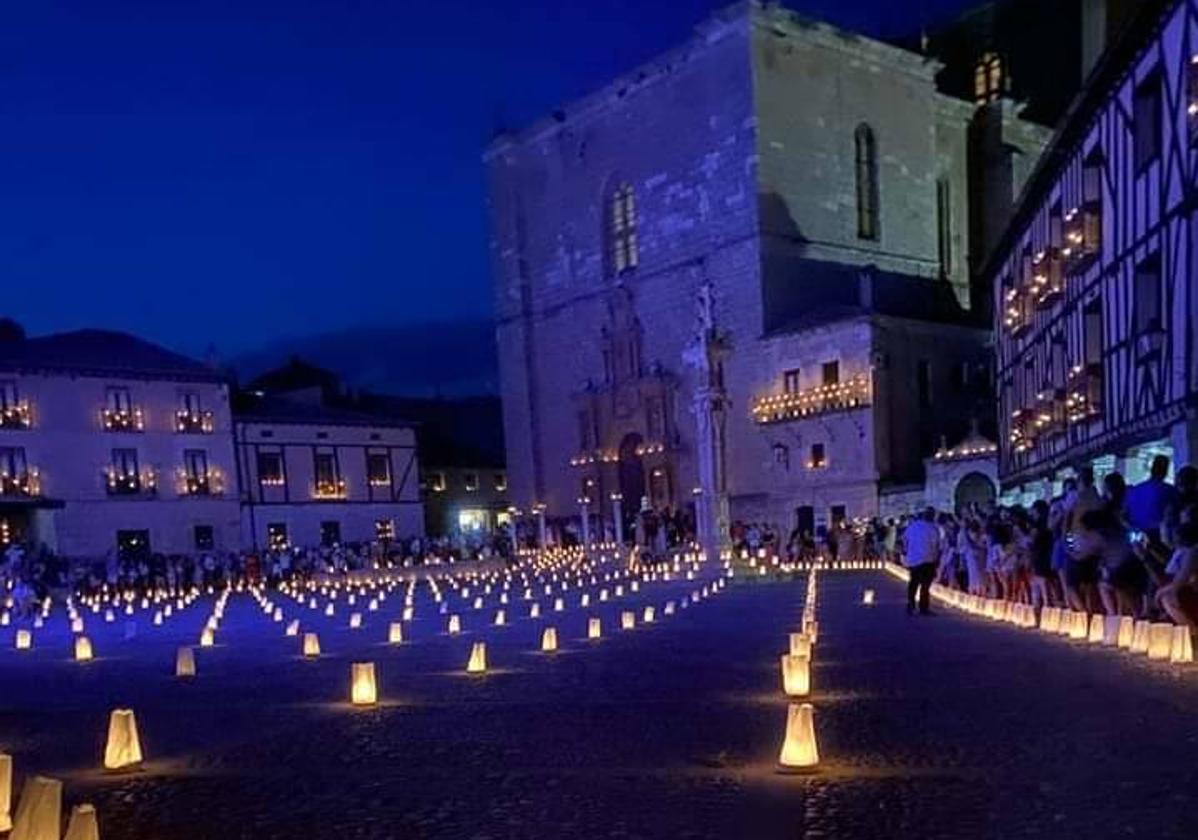 Peñaranda iluminado con velas.