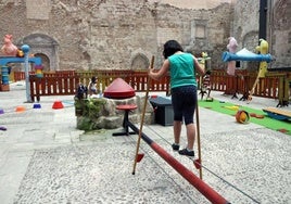 Una actividad infantil en el suelo del Monasterio de San Juan.